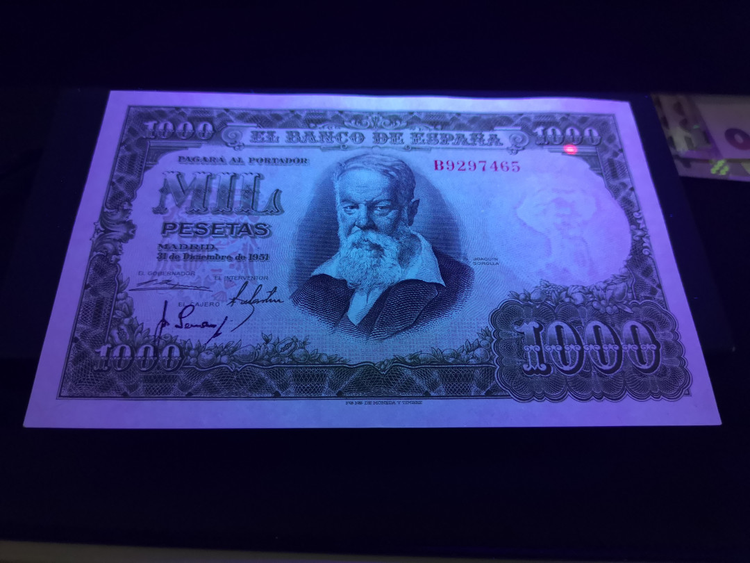 《外钞收藏家》第一百二十期拍卖 1951年西班牙1000 AU品相 有暗折 有两个针孔 整体不错