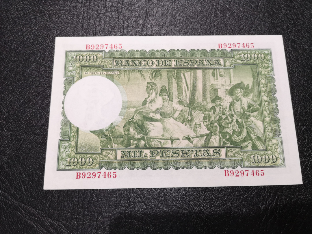 《外钞收藏家》第一百二十期拍卖 1951年西班牙1000 AU品相 有暗折 有两个针孔 整体不错