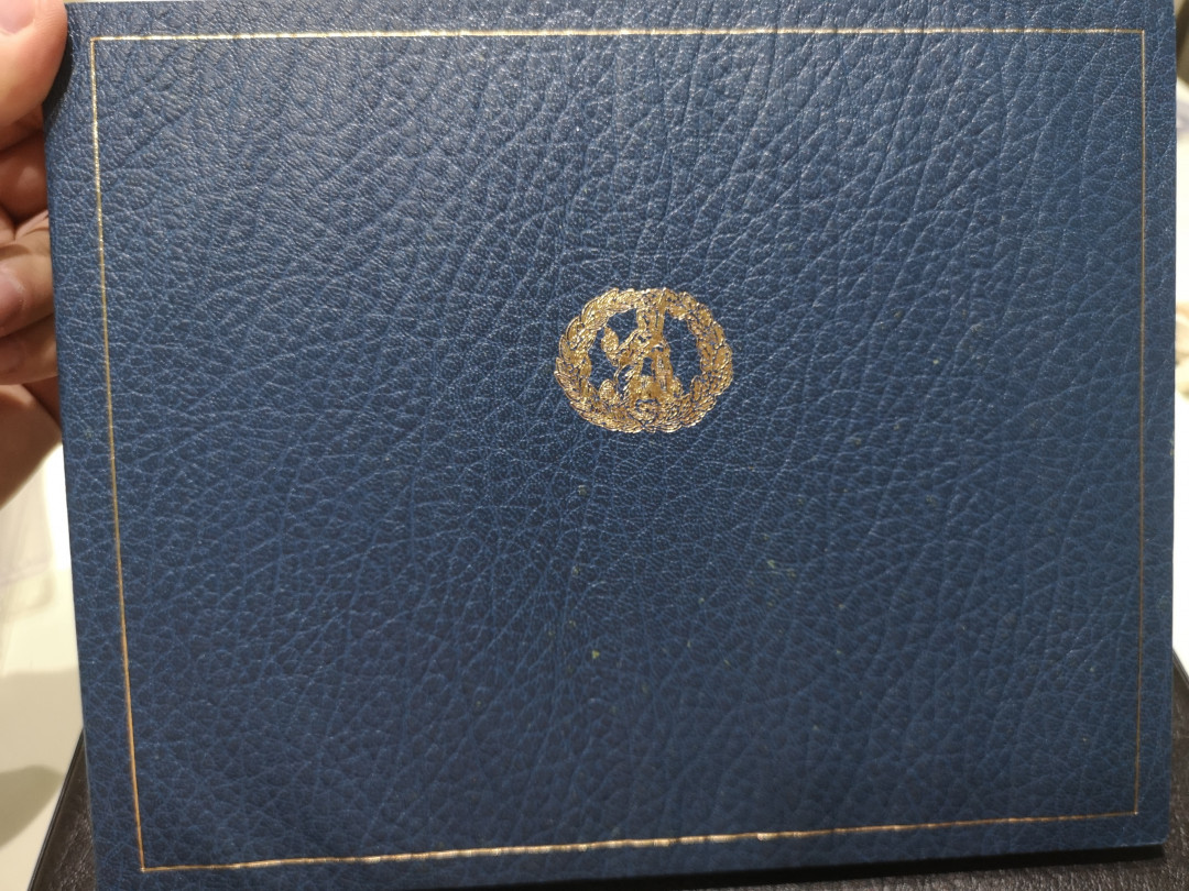 《外钞收藏家》第一百二十期拍卖 英国精装纪念册 有首发冠E5镑和同号D序列5镑两张 