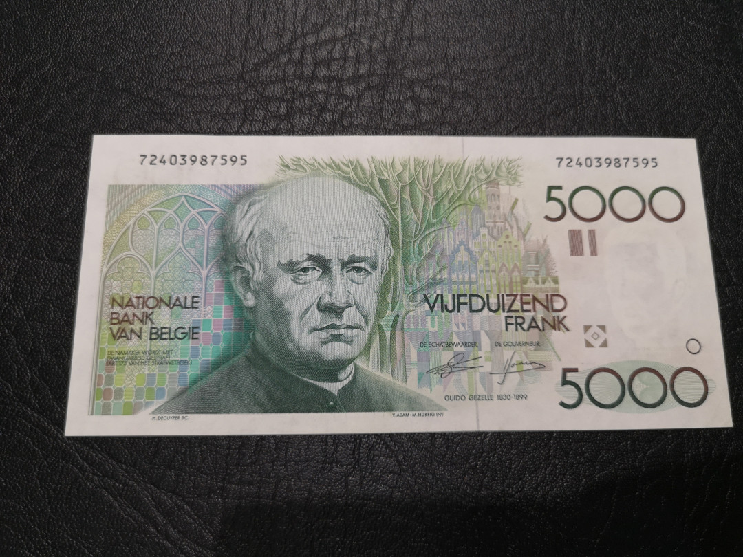 《外钞收藏家》第一百二十期拍卖 比利时倒二版5000法郎 一个角折了 其他没发现问题 参考图片