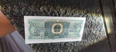 千家收藏 马金团拍！保粹刀评，本人砸壳不理解保粹评级怎么理解纤云，本人就按他的标签上拍，出价需谨慎不退不换 8002纤云绝品无斑无油8002纤云裸币