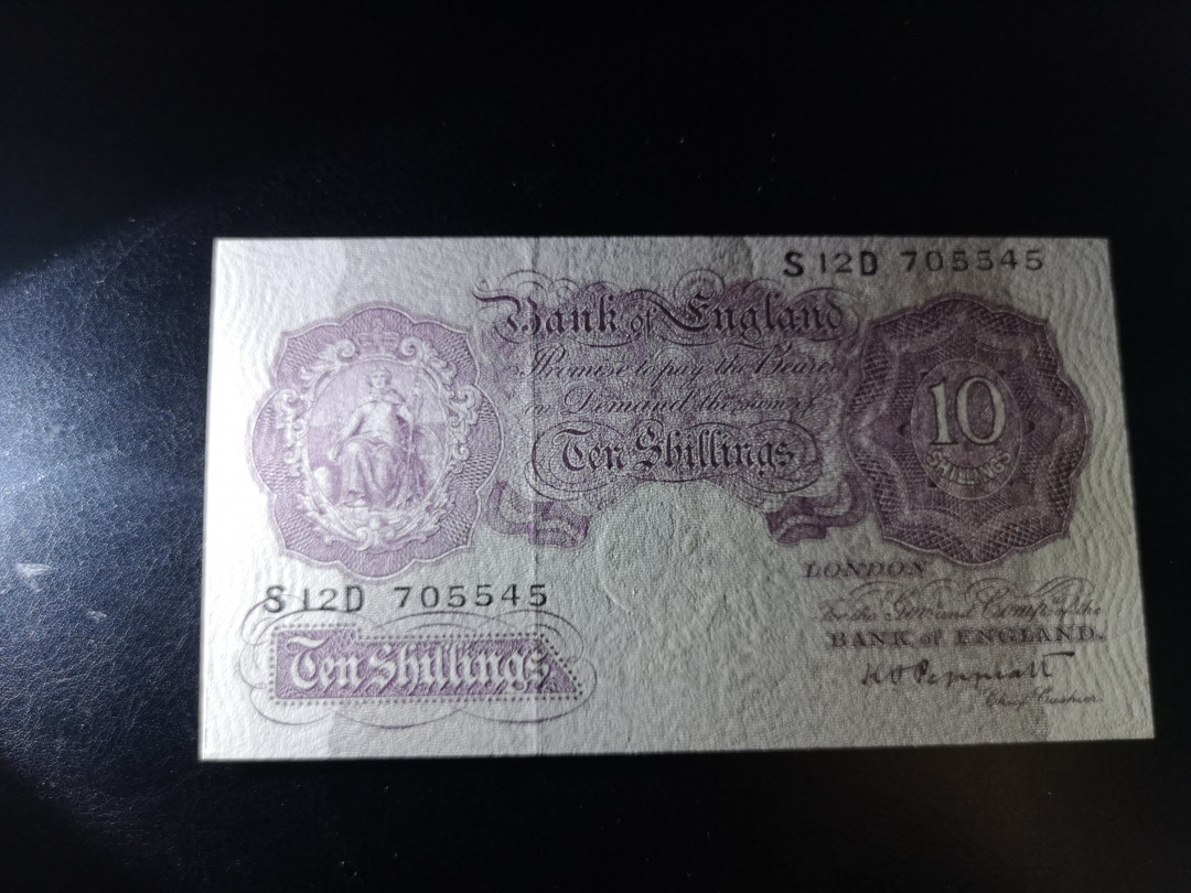 《外钞收藏家》第一百二十一期拍卖 英国A序列10先令 全新UNC 紫色版
