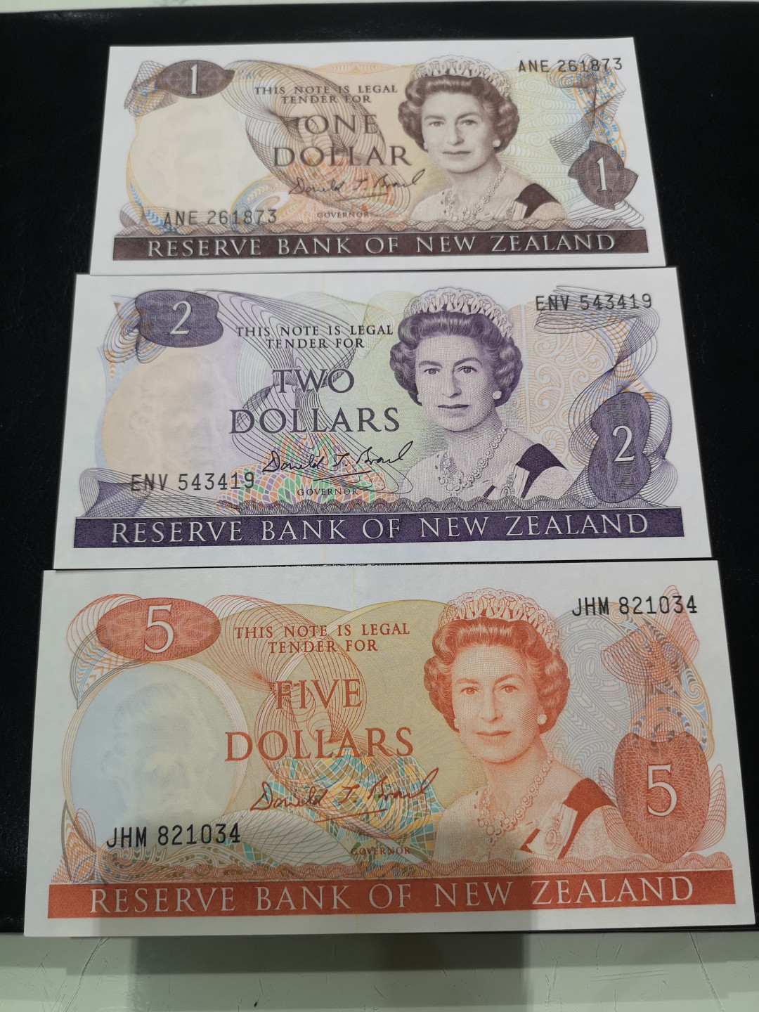《外钞收藏家》第一百二十一期拍卖 新西兰1、2、5三张 全新UNC