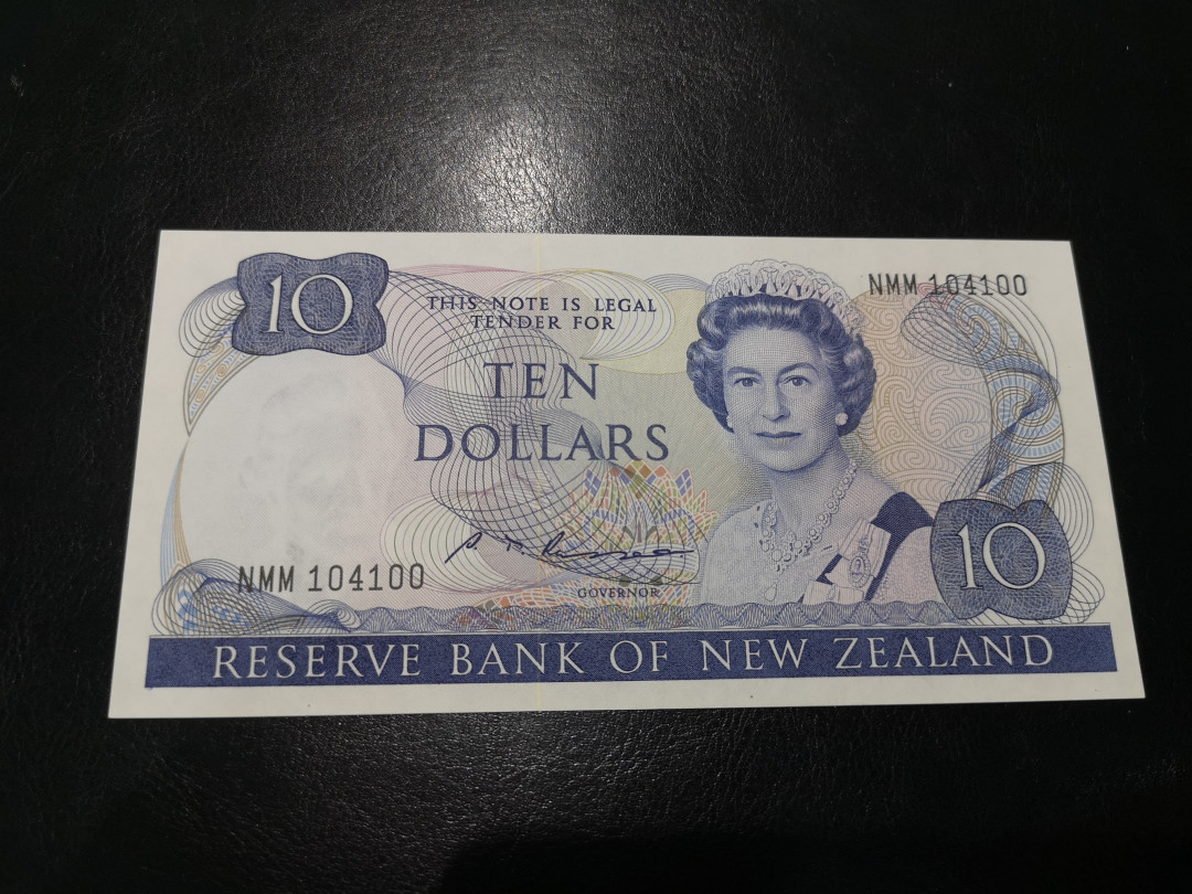 《外钞收藏家》第一百二十一期拍卖 新西兰10刀 全新UNC 边上轻微压印 靓号