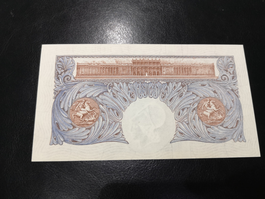 《外钞收藏家》第一百二十一期拍卖 英国A序列1镑 近全新 角不太好 不绝 参考照片