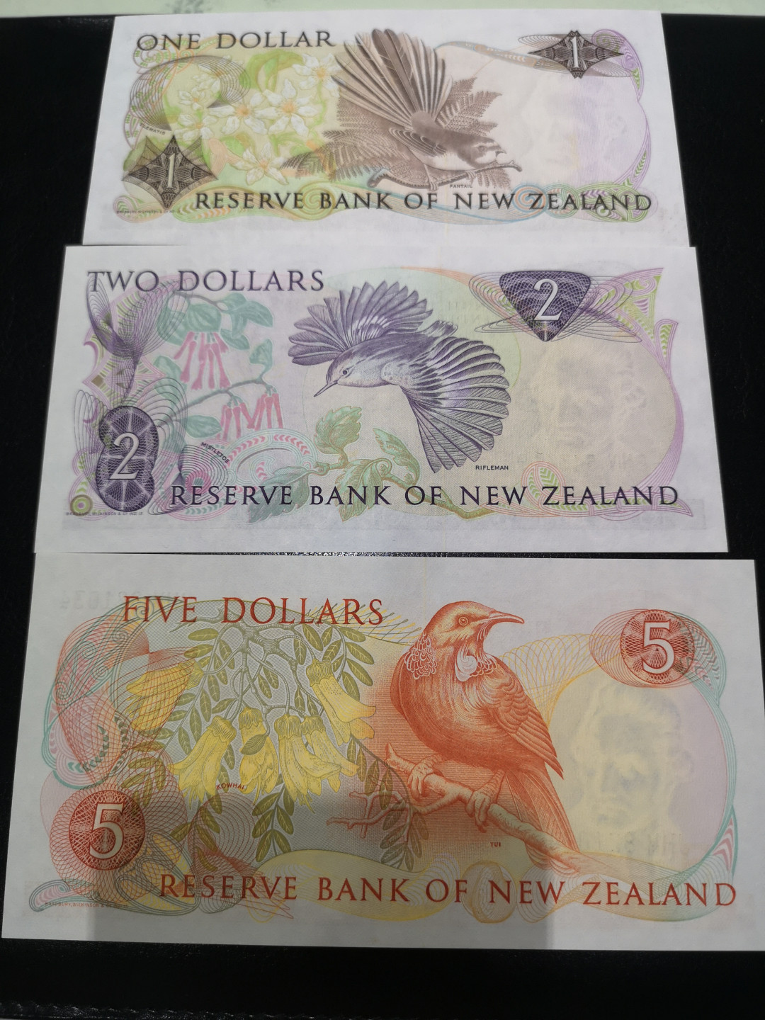 《外钞收藏家》第一百二十一期拍卖 新西兰1、2、5三张 全新UNC