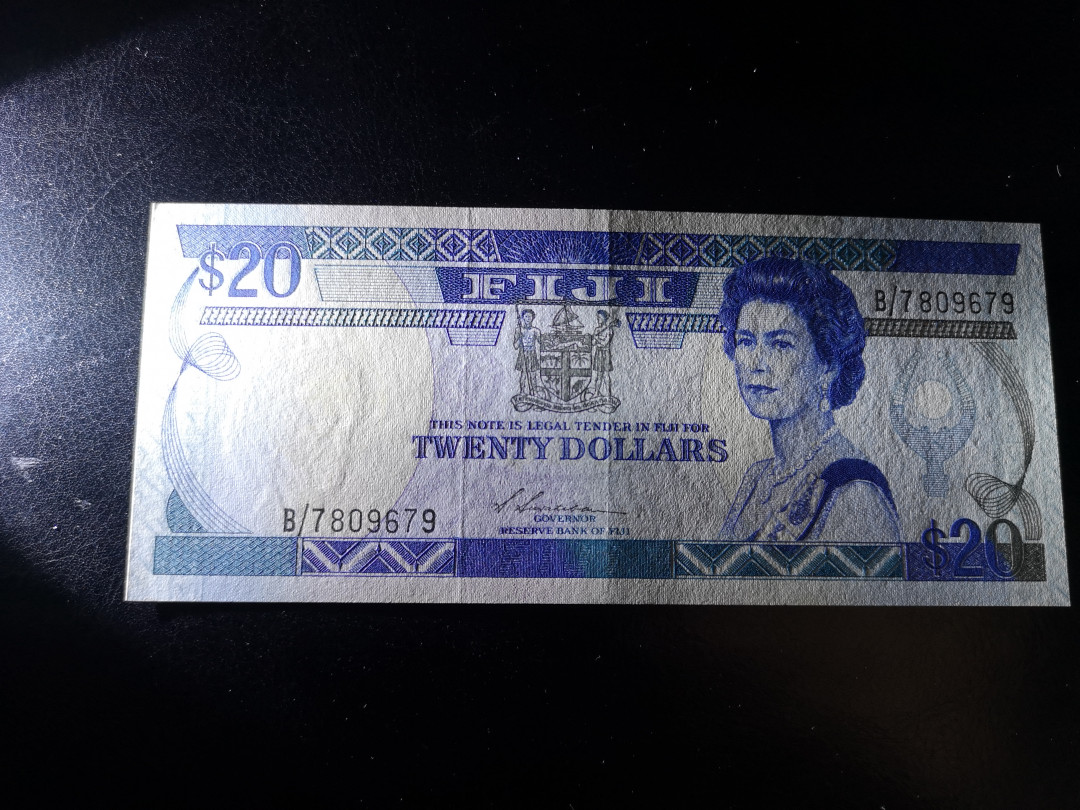 《外钞收藏家》第一百二十一期拍卖 斐济20刀 AU品相 有中折