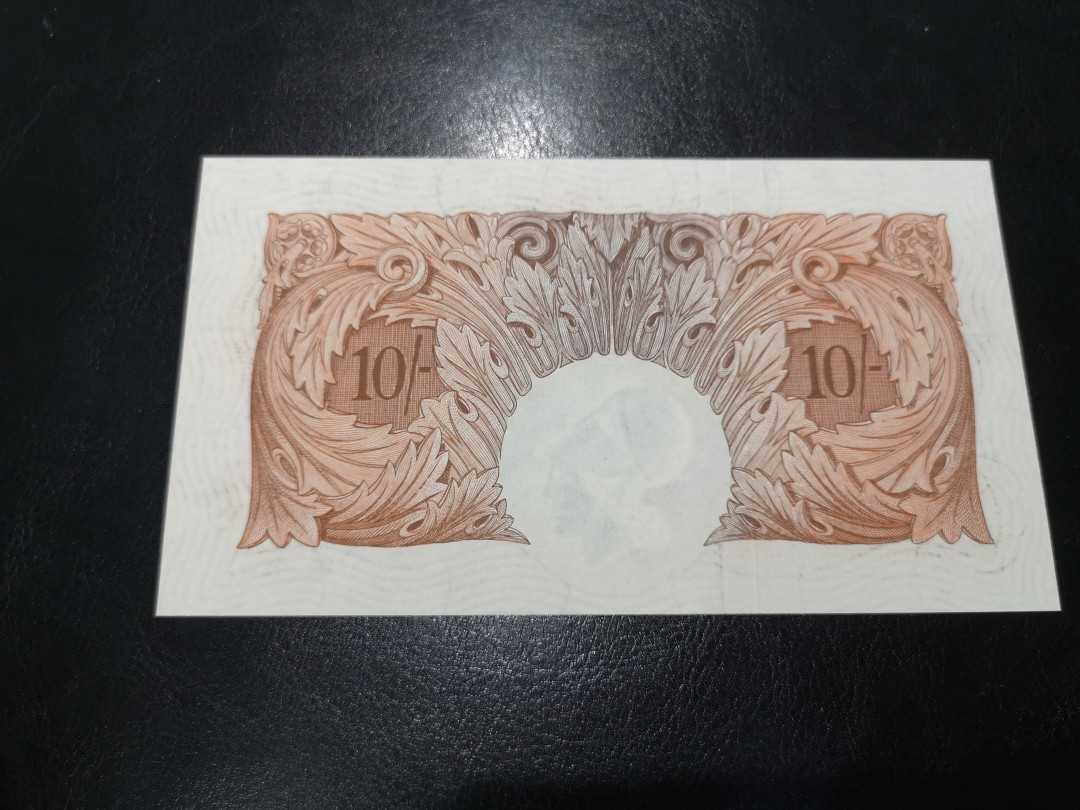 《外钞收藏家》第一百二十一期拍卖 英国A序列10先令 全新UNC
