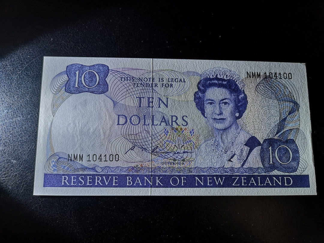 《外钞收藏家》第一百二十一期拍卖 新西兰10刀 全新UNC 边上轻微压印 靓号