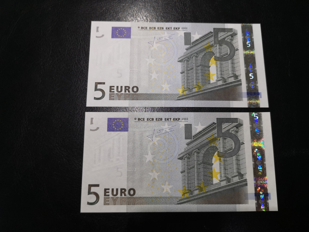 《外钞收藏家》第一百二十一期拍卖 2002年版5欧元 二签 两张  全新UNC