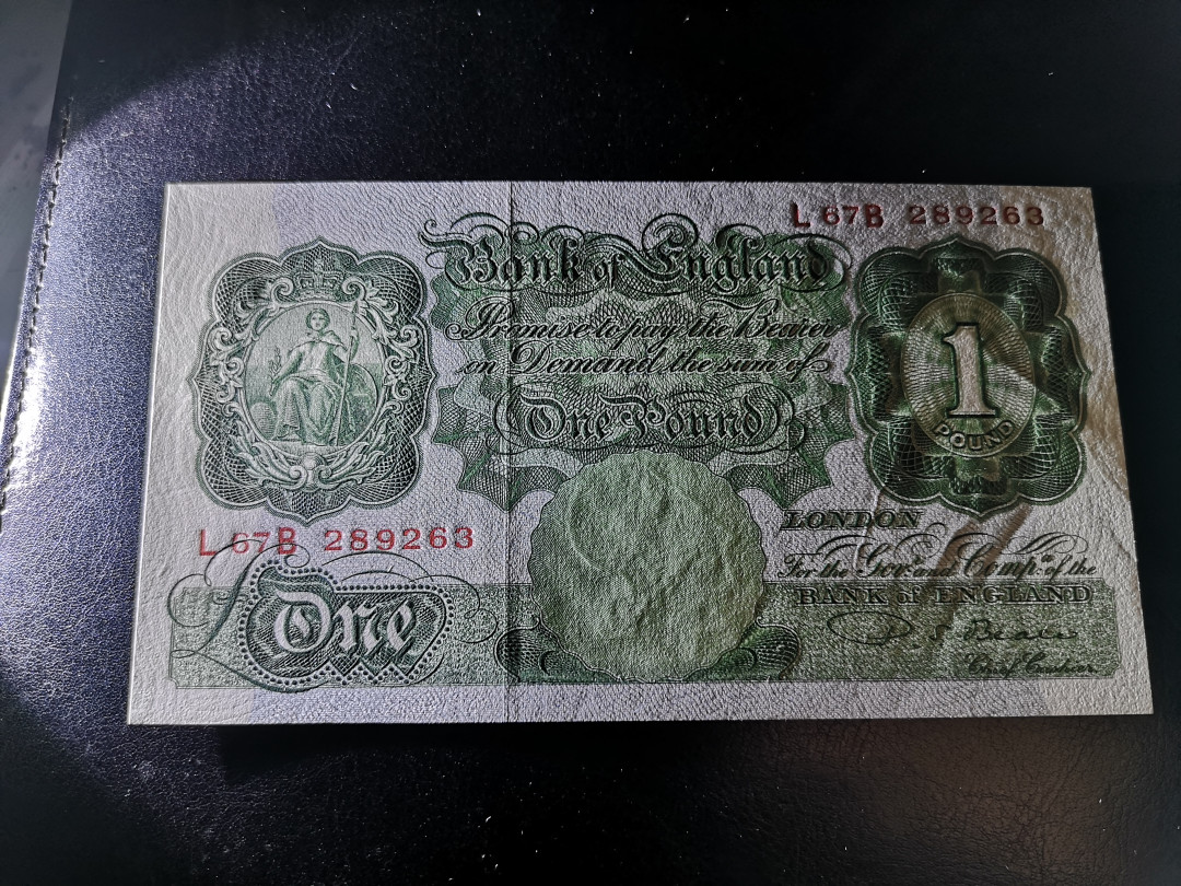 《外钞收藏家》第一百二十一期拍卖 英国A序列1镑 全新UNC 有点钞痕 如图  绿版
