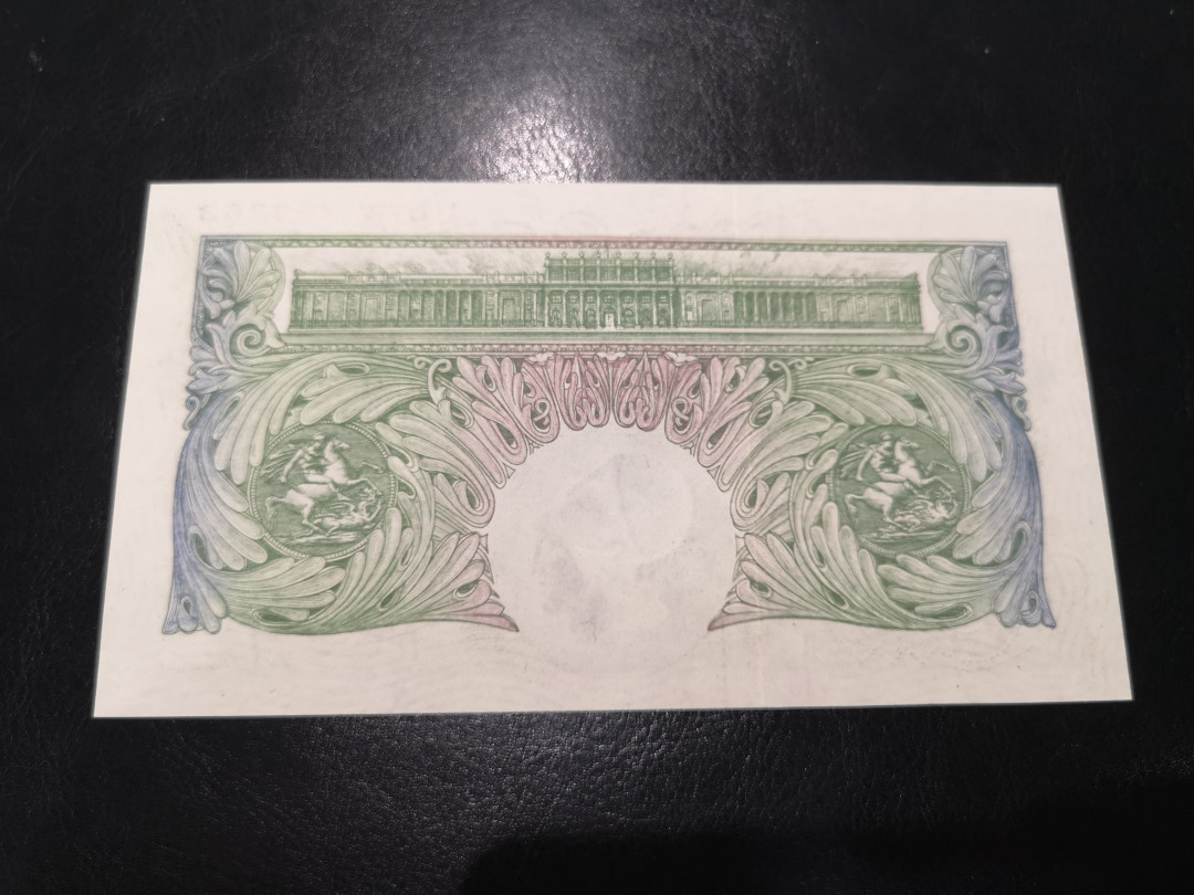 《外钞收藏家》第一百二十一期拍卖 英国A序列1镑 全新UNC 有点钞痕 如图  绿版