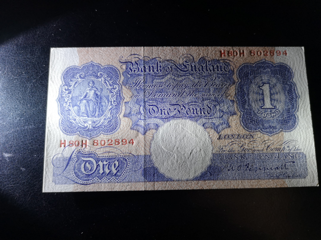 《外钞收藏家》第一百二十一期拍卖 英国A序列1镑 近全新 角不太好 不绝 参考照片