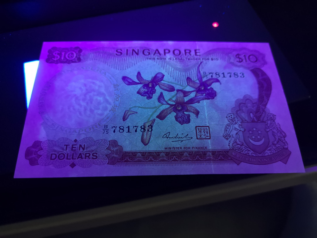 《外钞收藏家》第一百二十一期拍卖 新加坡花版10 近全新 无折 有少量潮癍