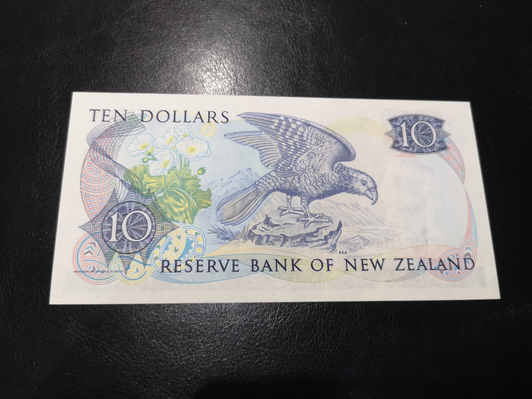 《外钞收藏家》第一百二十一期拍卖 新西兰10刀 全新UNC 边上轻微压印 靓号