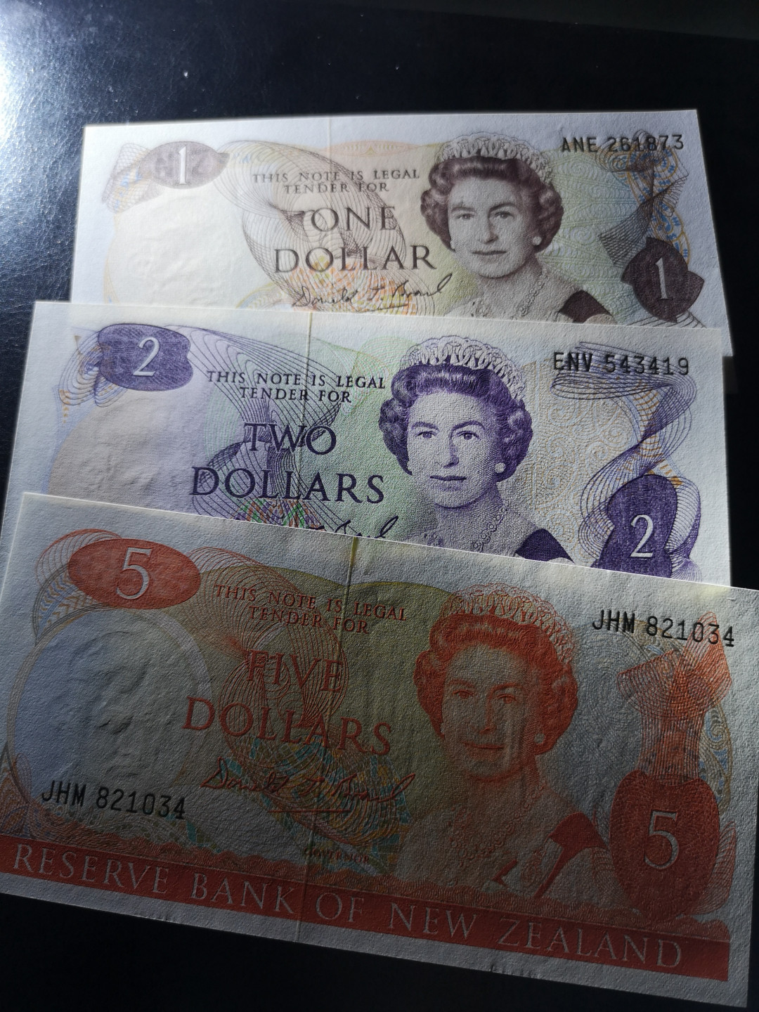 《外钞收藏家》第一百二十一期拍卖 新西兰1、2、5三张 全新UNC