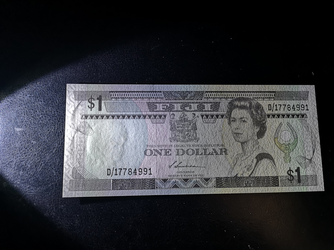 《外钞收藏家》第一百二十一期拍卖 斐济1、2、5三张一起 1全新 2有荧光反应 5有疑似软折