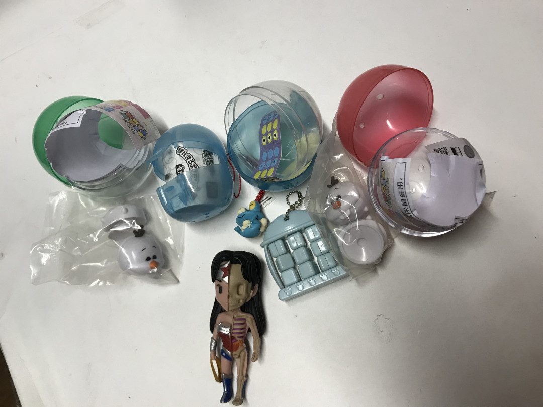 零元拍：正版扭蛋四枚，蛋纸全，拍中还送神奇女侠半解刨玩偶一枚。