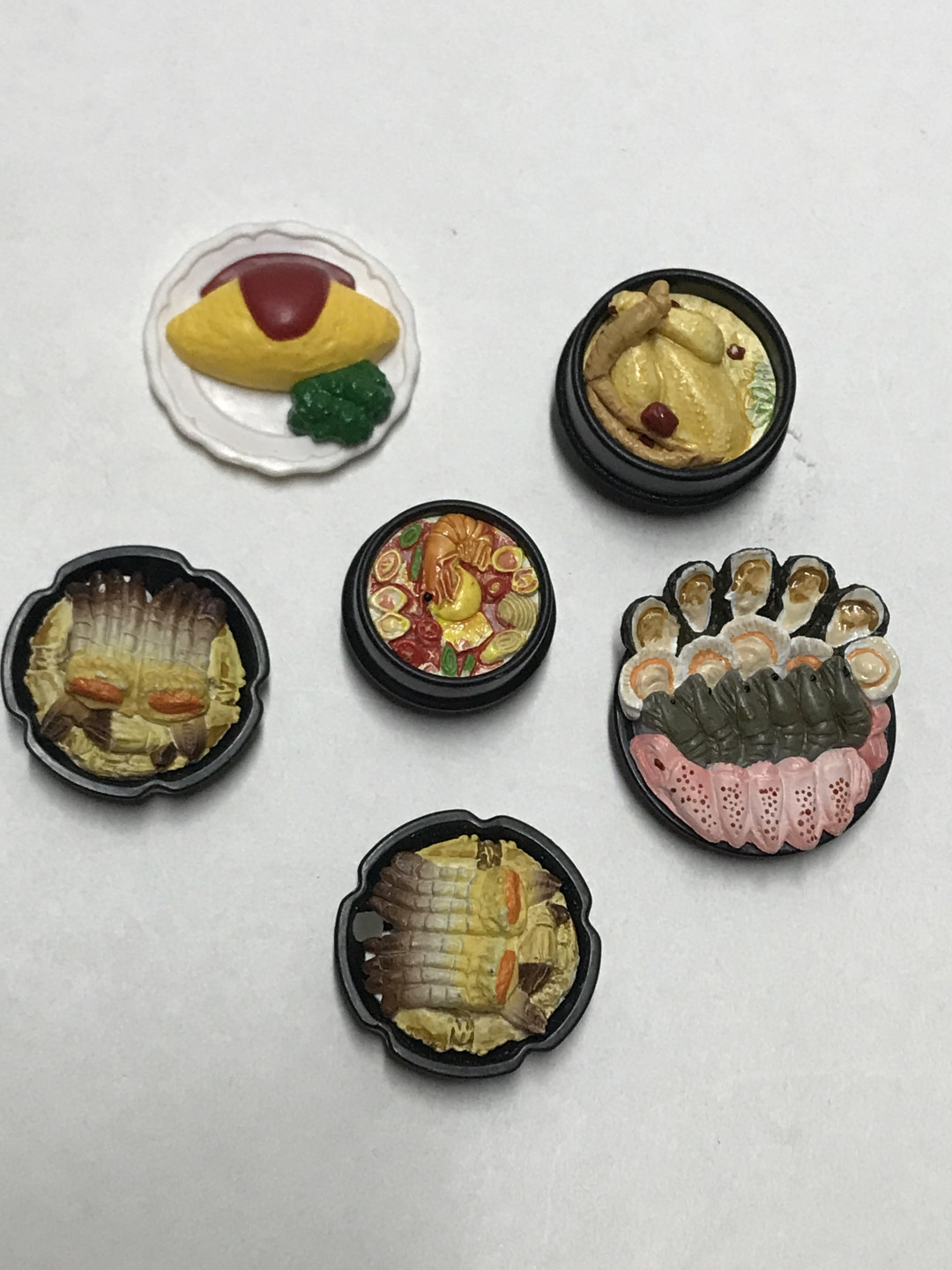 零元拍：日本美食盒蛋一套，适合搭配1：6或1：4人偶小场景，包括生蚝海鲜刺身拼盘、蛋包饭、火锅面等，十分精致有趣，无包装盒。