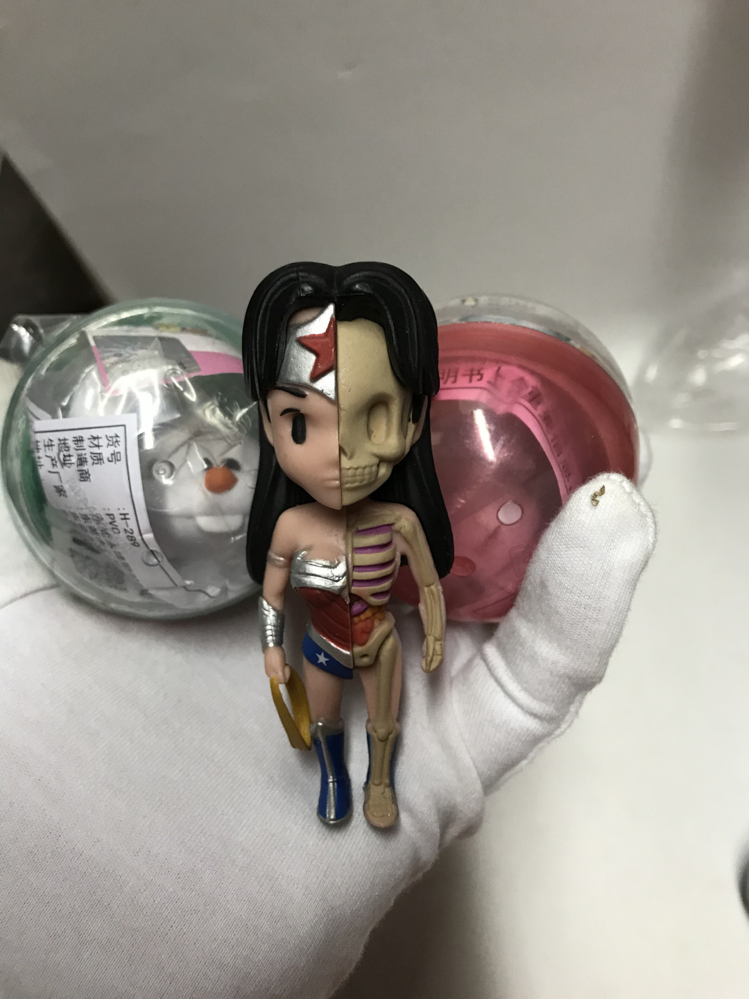 零元拍：正版扭蛋四枚，蛋纸全，拍中还送神奇女侠半解刨玩偶一枚。