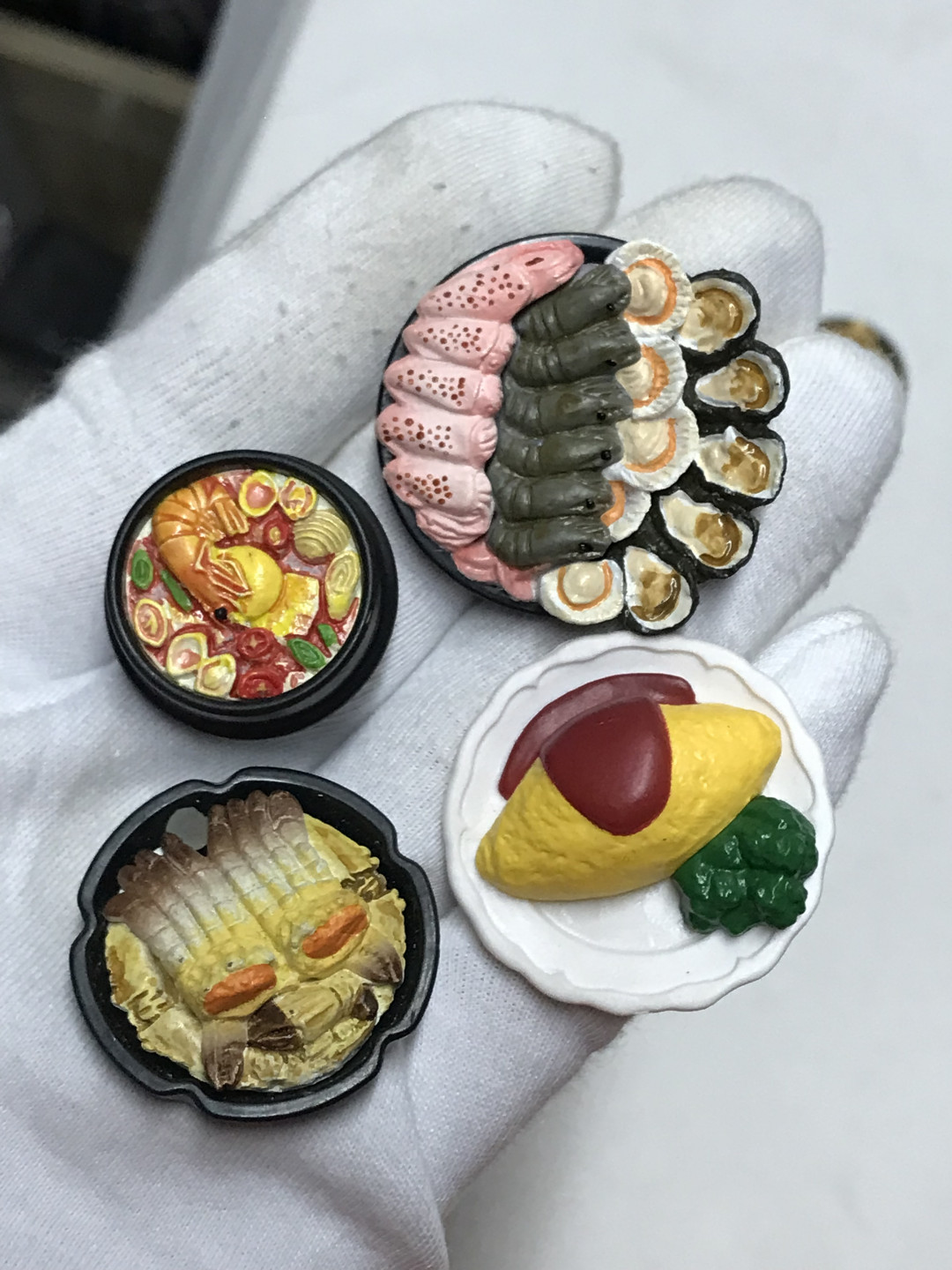 零元拍：日本美食盒蛋一套，适合搭配1：6或1：4人偶小场景，包括生蚝海鲜刺身拼盘、蛋包饭、火锅面等，十分精致有趣，无包装盒。