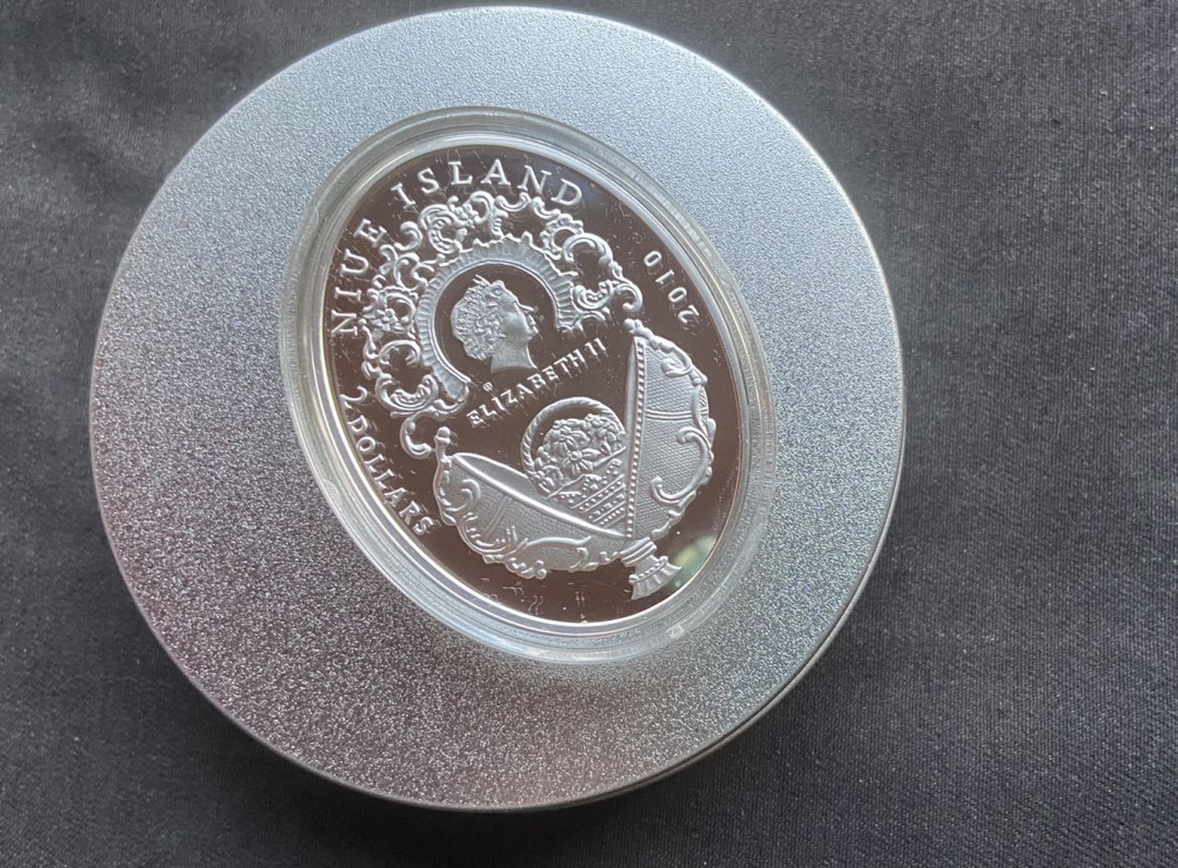 【随心拍&Getcoins】钱币拍卖第九十七期～ 纽埃2010年2元，56.56克 皇家费伯奇彩蛋-“幸运三叶草”镶嵌心形(黄透双色)施华洛世奇宝石(6颗) 异形(椭圆形) 精制纪念银币