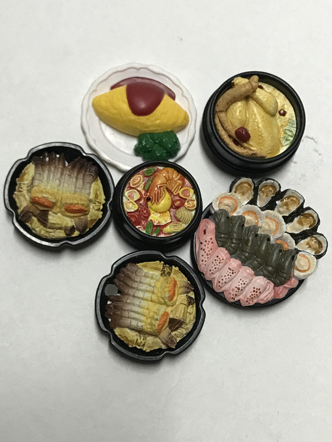 零元拍：日本美食盒蛋一套，适合搭配1：6或1：4人偶小场景，包括生蚝海鲜刺身拼盘、蛋包饭、火锅面等，十分精致有趣，无包装盒。