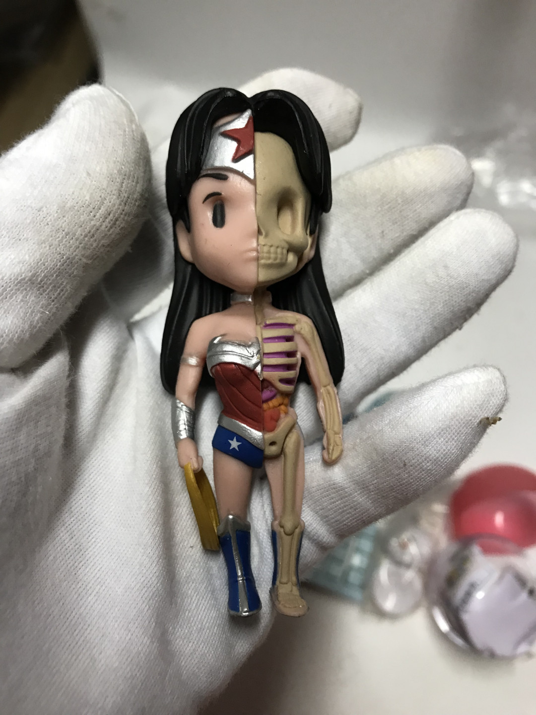 零元拍：正版扭蛋四枚，蛋纸全，拍中还送神奇女侠半解刨玩偶一枚。
