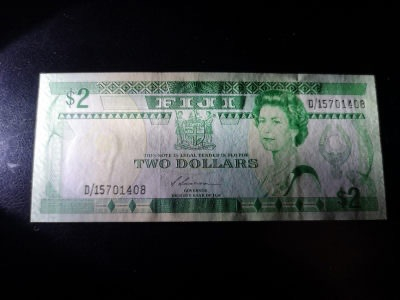 《外钞收藏家》第一百二十一期拍卖 斐济1、2、5三张一起 1全新 2有荧光反应 5有疑似软折