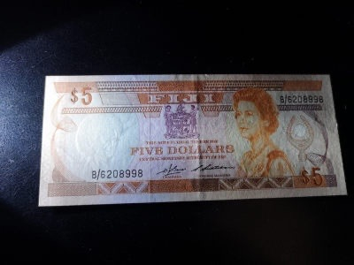 《外钞收藏家》第一百二十一期拍卖 斐济1、2、5三张一起 1全新 2有荧光反应 5有疑似软折