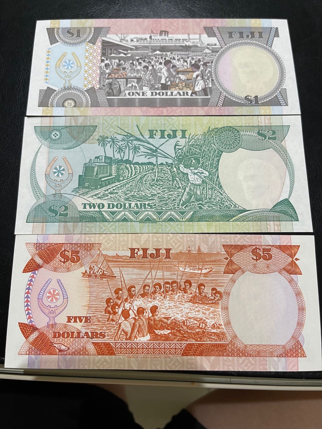 《外钞收藏家》第一百二十一期拍卖 斐济1、2、5三张一起 1全新 2有荧光反应 5有疑似软折