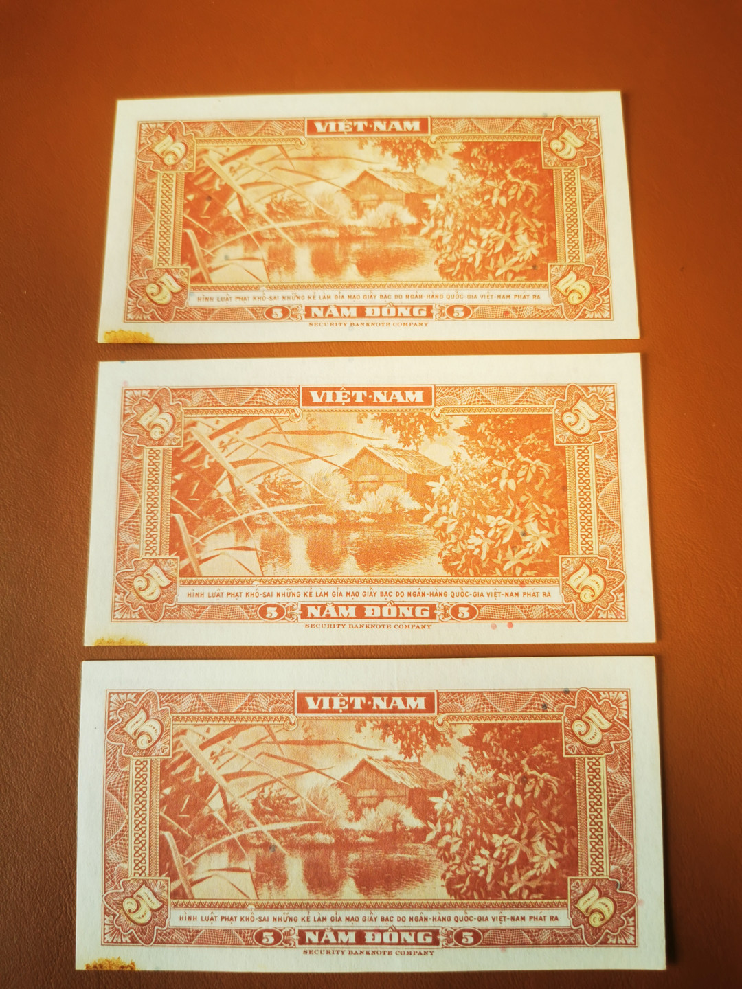 【鲸贝乐淘★自动结拍】千字文·第“具膳餐饭，适口充肠”号拍卖·两拍包邮 【越南🇻🇳】南越首套，1956年5盾三连号，未流通有黄斑瑕疵，难得好品相无折痕