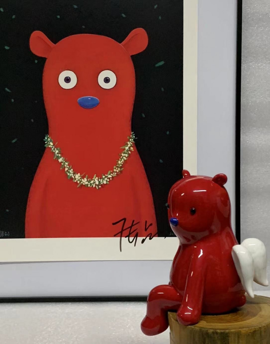 零元拍： 艺术家张占占亲笔签名最具代表性形象小红熊PUPU收藏级复制原画《我是美丽的》尺寸：370/280，不含图中小熊模型。外框尺寸：47/38CM，已做裱框