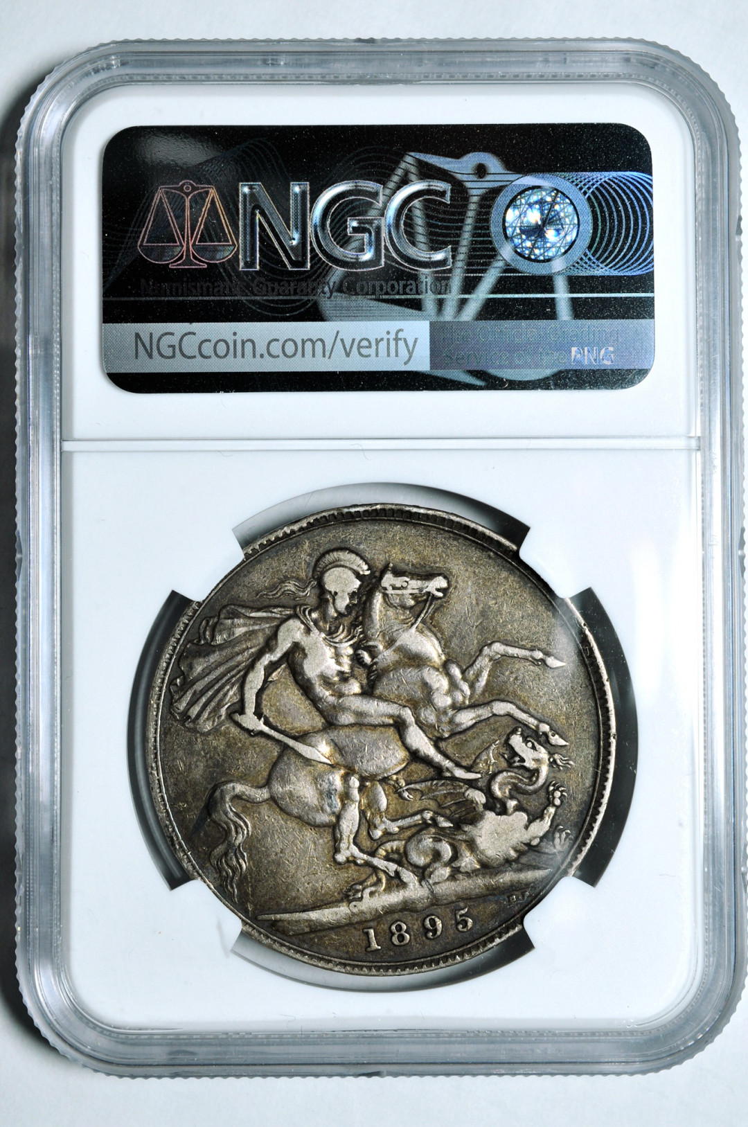 《竞宝斋》钱币微拍-第2场（0佣金包邮） NGC VF35 英国1895年 维多利亚女王披纱马剑克朗银币 原味包浆有分难得