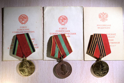 大猫徽章拍卖第167期 - 苏联同一人证章一组 忘我劳动为1995年俄联邦补授