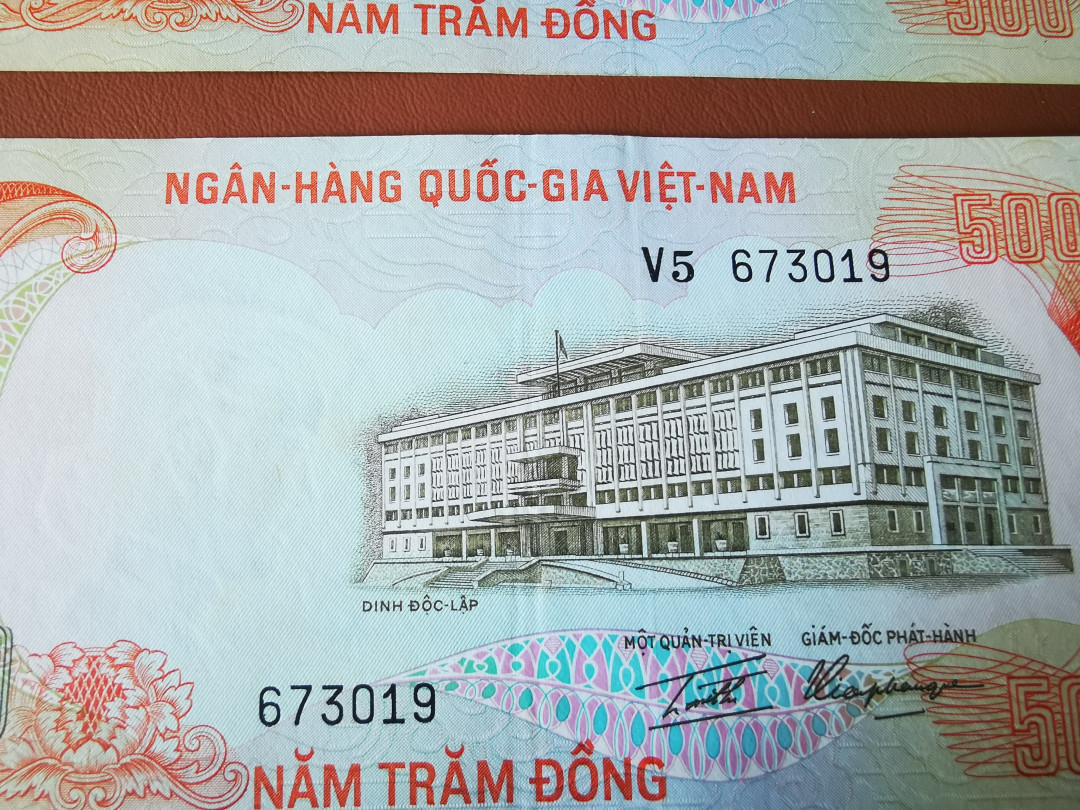 【鲸贝乐淘★中国代印主场】千字文·第“饱饫烹宰，饥厌糟糠”号拍卖·两拍包邮·自动结拍 【越南🇻🇳】南越1972年500盾5张，流通好品，AU有中折