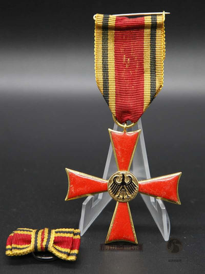 前进的履带的小拍拍9月份 - 德国联邦十字勋章，带略章，铜质珐琅，美品收藏