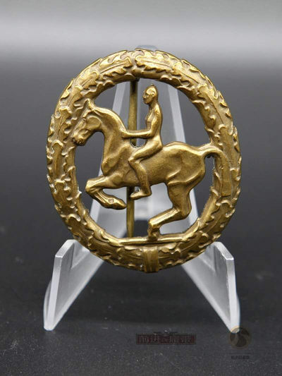 前进的履带的小拍拍9月份 - 德国马术资格章，铸造精美，背带厂标