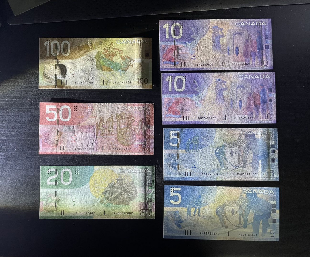 【丑猫0905】今晚七点整，快拍 加拿大旅版一套unc(无黄无斑)