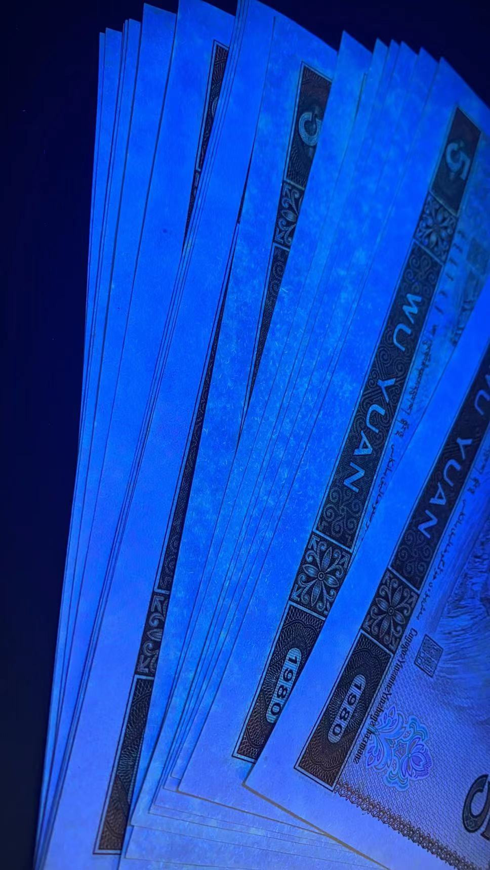 千家情思，老金团拍！805稀缺货！红光蓝鹤～纤云！灯下超蓝，纤丝密布！只是钱坤太严，给的分低了！一共就22张，自留一张，全部分享给老铁！捡漏来千家，拍拍无托价！旨在打造全世界最为纯净的拍场！ 805稀缺货！红光蓝鹤～纤云！EO64388151！灯下超蓝，纤丝密布！只是钱坤太严，评分不高！