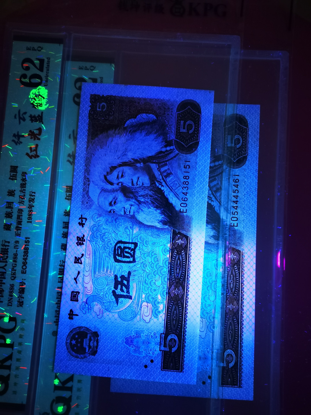 千家情思，老金团拍！805稀缺货！红光蓝鹤～纤云！灯下超蓝，纤丝密布！只是钱坤太严，给的分低了！一共就22张，自留一张，全部分享给老铁！捡漏来千家，拍拍无托价！旨在打造全世界最为纯净的拍场！ 805稀缺货！红光蓝鹤～纤云！EO64388151！灯下超蓝，纤丝密布！只是钱坤太严，评分不高！