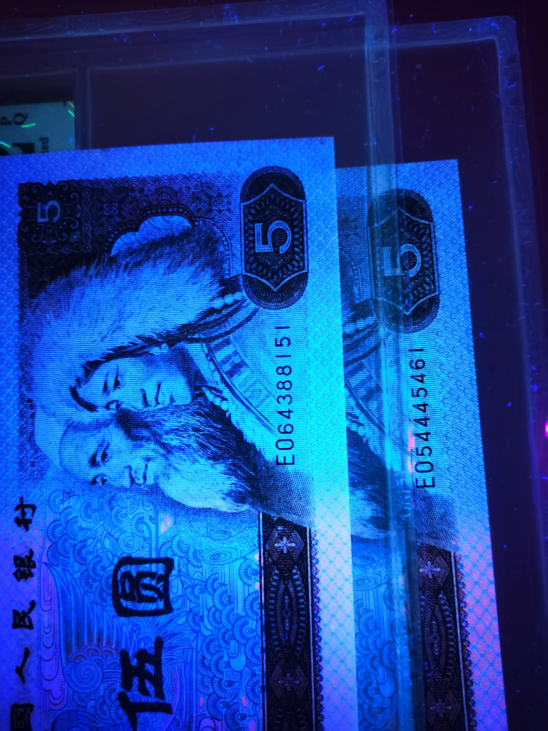 千家情思，老金团拍！805稀缺货！红光蓝鹤～纤云！灯下超蓝，纤丝密布！只是钱坤太严，给的分低了！一共就22张，自留一张，全部分享给老铁！捡漏来千家，拍拍无托价！旨在打造全世界最为纯净的拍场！ 805稀缺货！红光蓝鹤～纤云！EO64388151！灯下超蓝，纤丝密布！只是钱坤太严，评分不高！