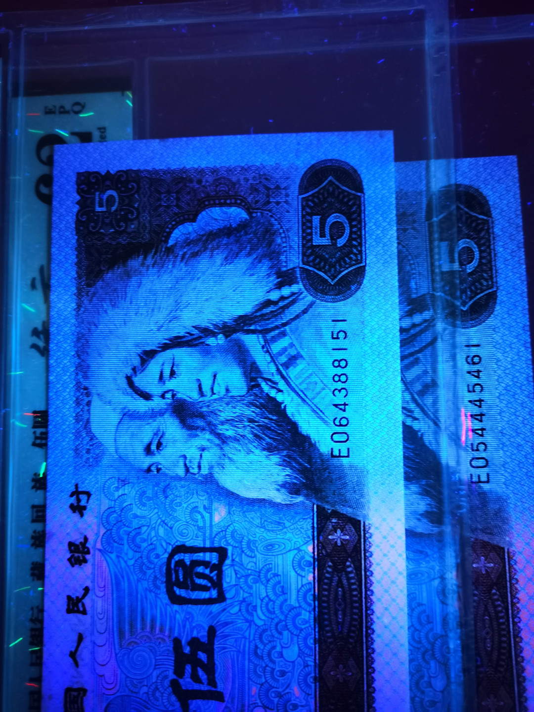 千家情思，老金团拍！805稀缺货！红光蓝鹤～纤云！灯下超蓝，纤丝密布！只是钱坤太严，给的分低了！一共就22张，自留一张，全部分享给老铁！捡漏来千家，拍拍无托价！旨在打造全世界最为纯净的拍场！ 805稀缺货！红光蓝鹤～纤云！EO64388151！灯下超蓝，纤丝密布！只是钱坤太严，评分不高！