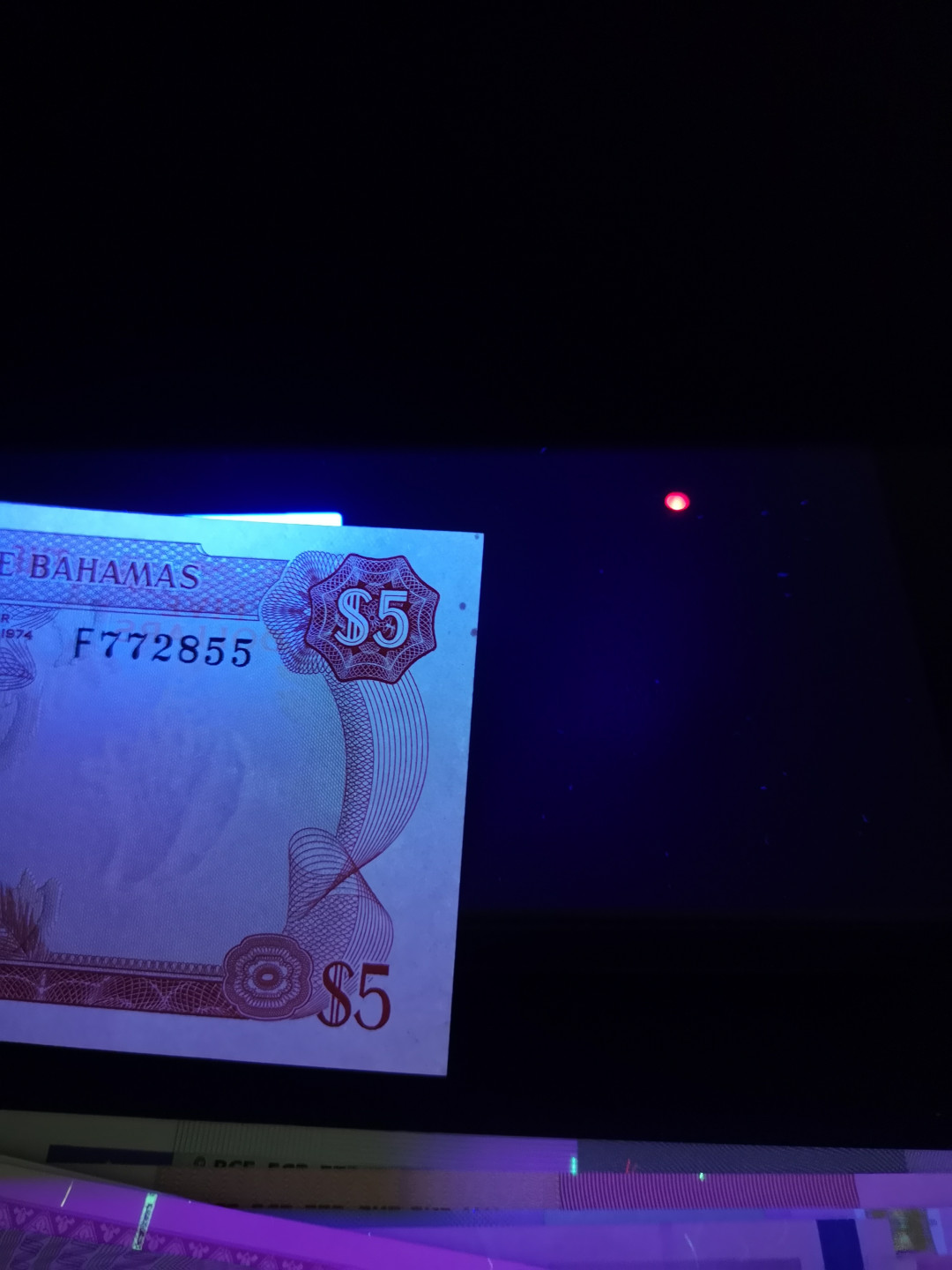 《外钞收藏家》第一百二十四期拍卖 巴哈马 彩背 5刀  近全新 有2个斑点