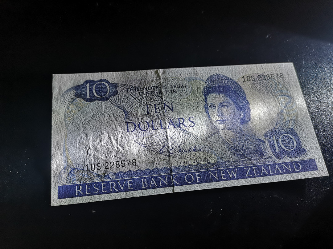 《外钞收藏家》第一百二十四期拍卖 新西兰10刀 近全新 参考图片品相