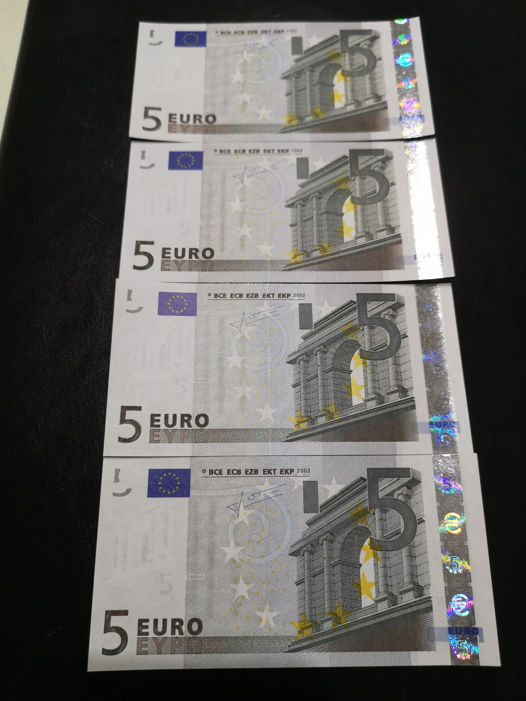 《外钞收藏家》第一百二十四期拍卖 二签5欧四张 全新UNC