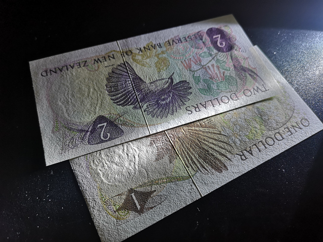 《外钞收藏家》第一百二十四期拍卖 新西兰1、2刀 两张 全新UNC 都是尾8