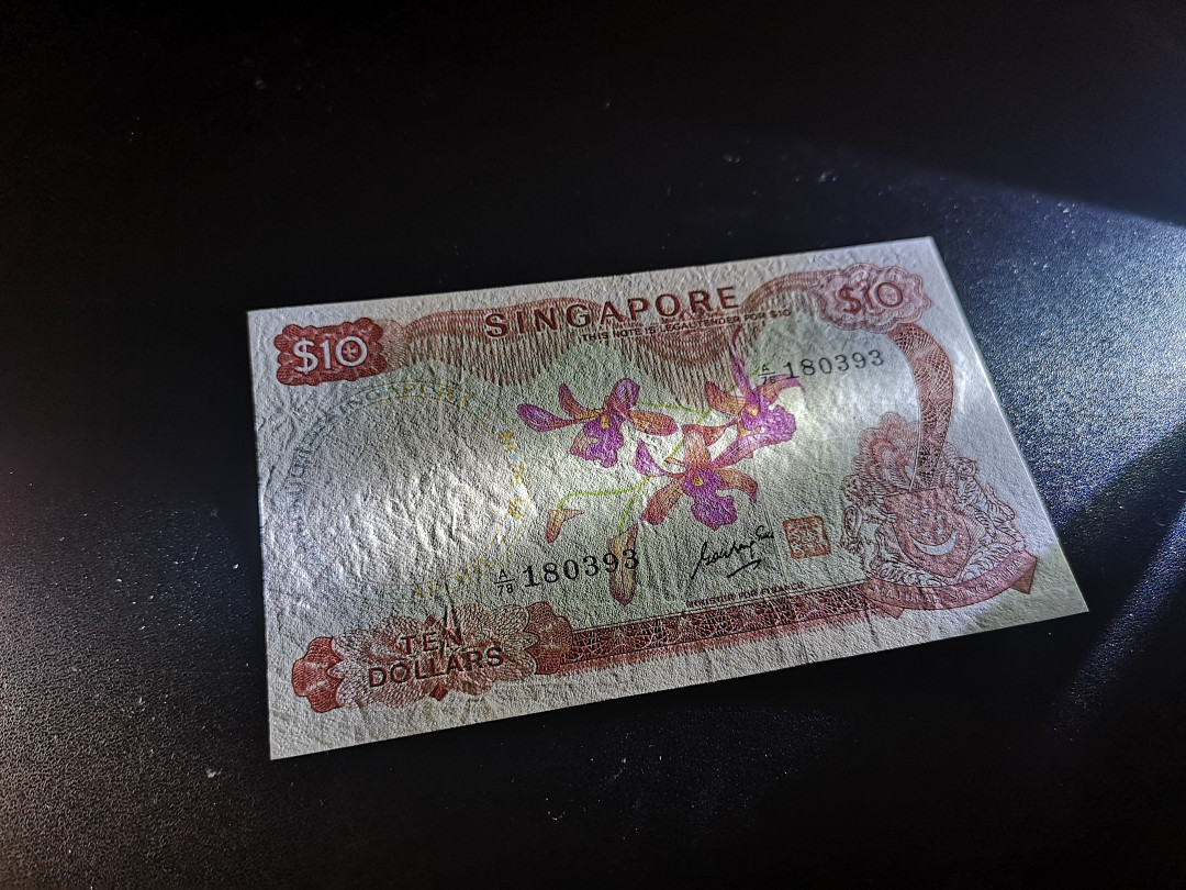 《外钞收藏家》第一百二十四期拍卖 新加坡花版10元 近全新 轻微受潮