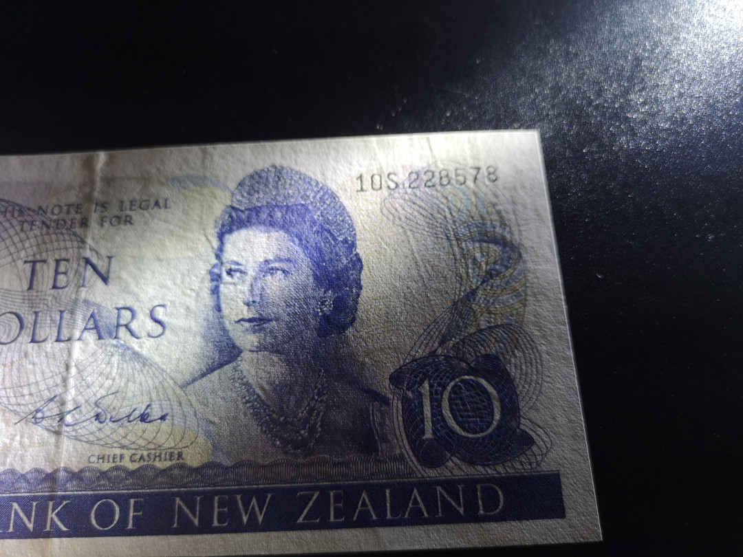 《外钞收藏家》第一百二十四期拍卖 新西兰10刀 近全新 参考图片品相