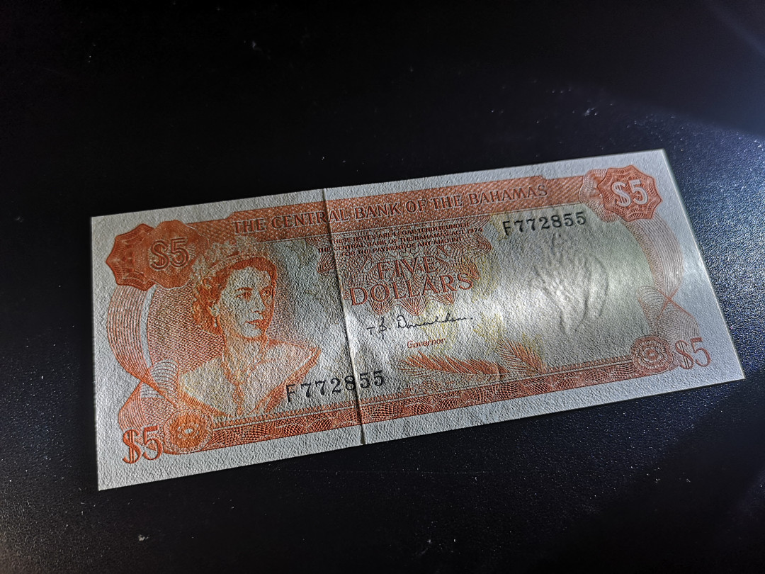 《外钞收藏家》第一百二十四期拍卖 巴哈马 彩背 5刀  近全新 有2个斑点